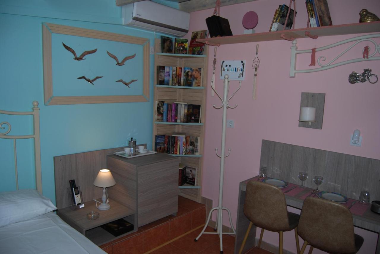 Luxury Traditional Room The Small Bookstore Kastro-Kyllini Экстерьер фото