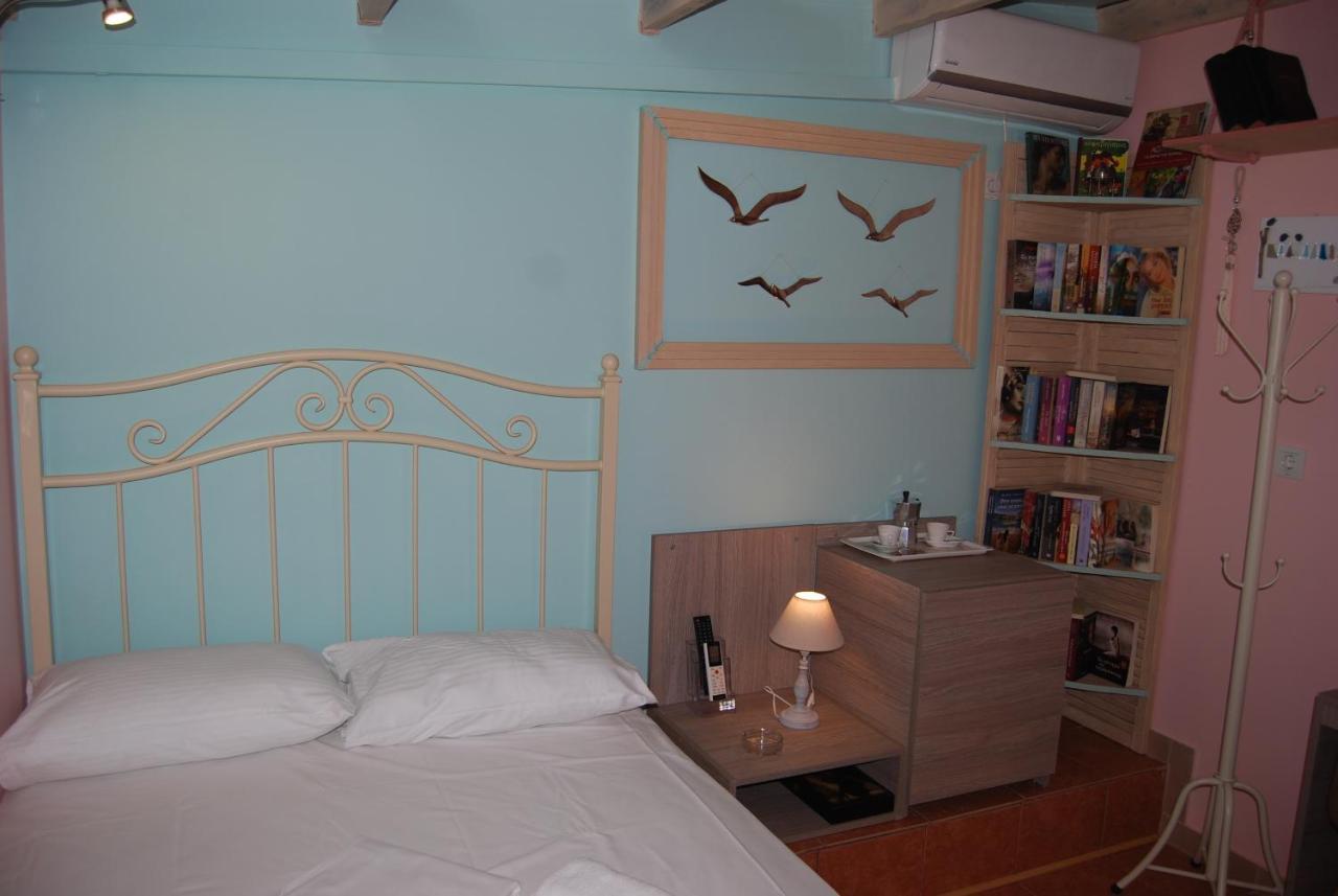 Luxury Traditional Room The Small Bookstore Kastro-Kyllini Экстерьер фото