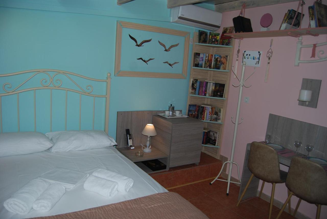 Luxury Traditional Room The Small Bookstore Kastro-Kyllini Экстерьер фото