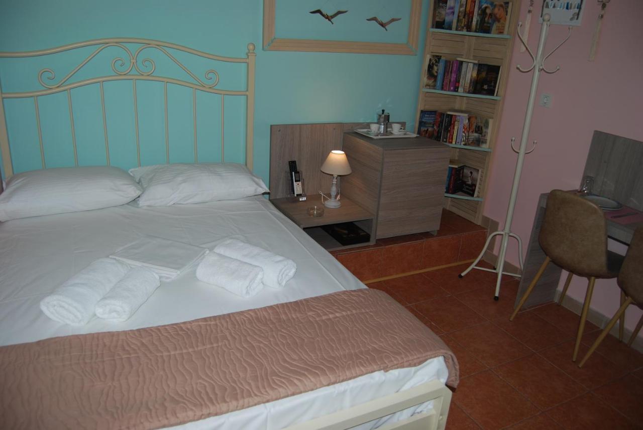 Luxury Traditional Room The Small Bookstore Kastro-Kyllini Экстерьер фото